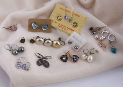 Lot 158 - A collection of various earrings