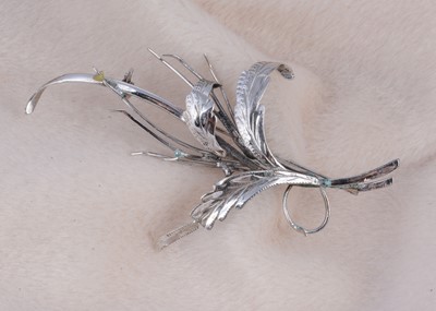 Lot 165 - A gold-plated spray brooch
