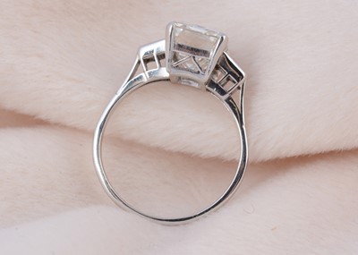 Lot 217 - A certificated diamond solitaire and platinum set ring