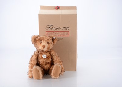 Lot 579 - A Steiff limited edition 1926 replica teddy bear