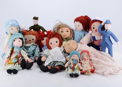 Lot 652 - Various dolls