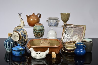 Lot 100 - A collection various ceramics