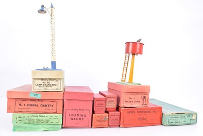 Lot 272 - Hornby 0 Gauge Accessories