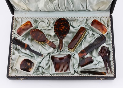 Lot 784 - A late 19th century boxed set of doll’s tortoiseshell hair accessories