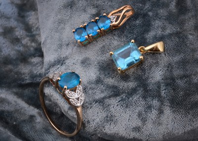 Lot 40 - An apatite and diamond 9ct gold dress ring