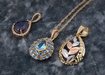 Lot 66 - A 9ct gold leaf drop pendant