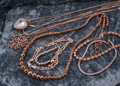 Lot 67 - A collection of gilt jewels