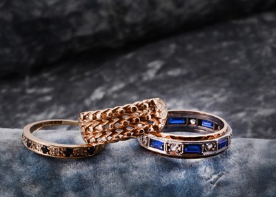 Lot 87 - A collection of three 9ct gold rings