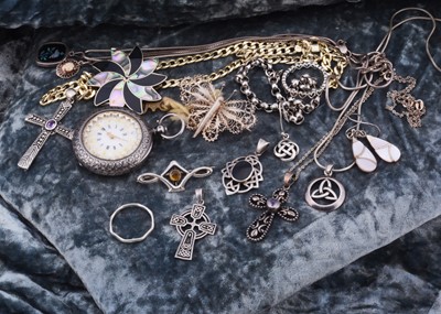Lot 91 - A collection of silver jewellery