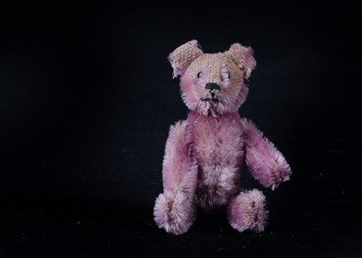 Lot 142 - A 1930s Schuco lilac mohair compact and lipstick teddy bear