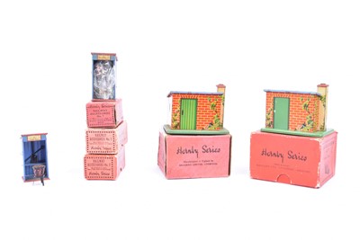 Lot 131 - Hornby 0 Gauge  Platelayer's Huts (2) and Railway Accessories Watchman's Huts (4)