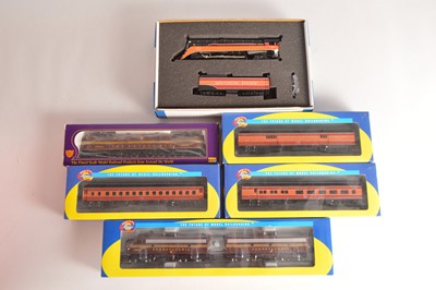 Lot 512 - American HO Gauge Locomotives and Coaches (6)
