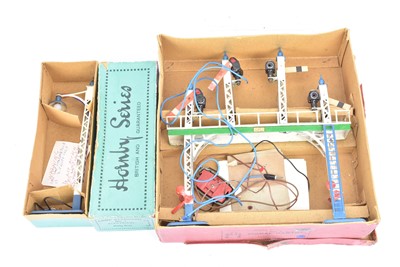 Lot 138 - Hornby 0 Gauge A336E No 2 Electric Home Signal Gantry and No1 Lamp Standard