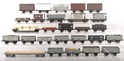 Lot 575 - Slaters and other commercial manufacturers 0 Gauge Finescale Kit built Plastic bodied Goods Wagons (27)