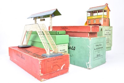 Lot 146 - Hornby 0 Gauge No 2E Station Island Platform Footbridge Passenger Platforms and 2E Signal Cabin
