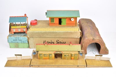 Lot 148 - Hornby 0 Gauge two No 4E Stations two Passenger Platforms and 2E Goods Platform