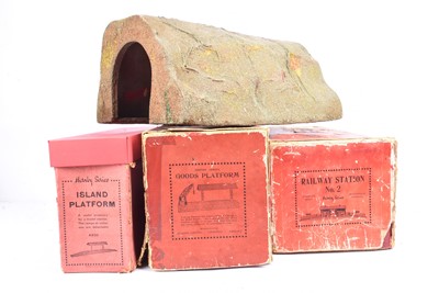 Lot 149 - Hornby 0 Gauge No 2 Station Island Platform Goods Platform and Tunnel