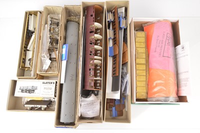 Lot 653 - Blacksmith and other manufacturers 0 Gauge Finescale rolling stock part built Kits (8)