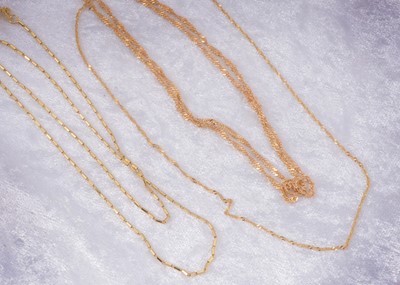 Lot 19 - A collection of 9ct gold necklaces