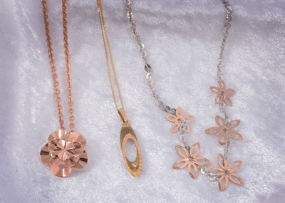 Lot 20 - A collection of 9ct gold pendants and chains