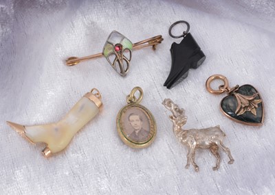 Lot 35 - An Edwardian mother of pearl and yellow metal boot charm