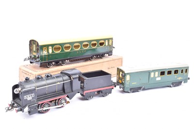 Lot 166 - French Hornby 0 Gauge SNCF Electric Passenger Set