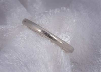 Lot 108 - A platinum wedding band