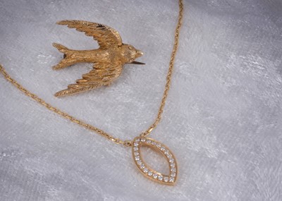 Lot 109 - An Edwardian 9ct gold swallow brooch