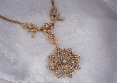 Lot 112 - An Edwardian gold and seed pearl necklace