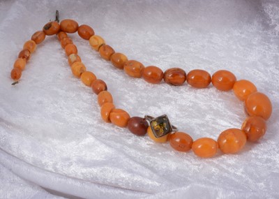 Lot 145 - A string of oval graduated desert oval amber beads