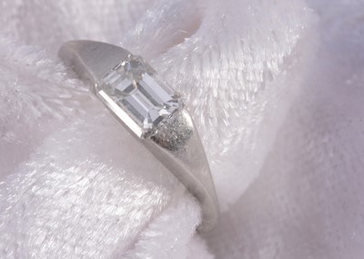 Lot 164 - A diamond platinum solitaire ring