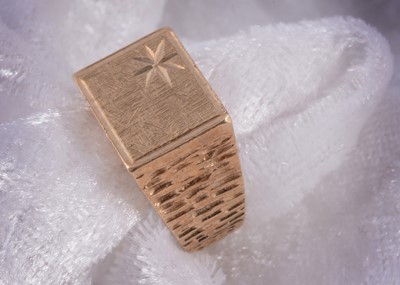 Lot 200 - A 9ct gold textured signet ring