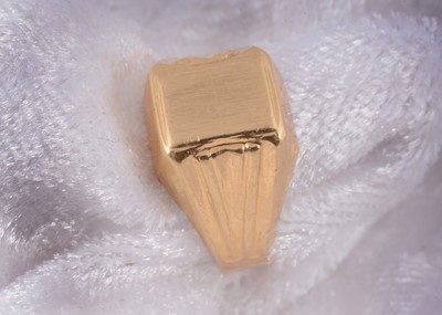 Lot 201 - A continental 750 marked signet ring