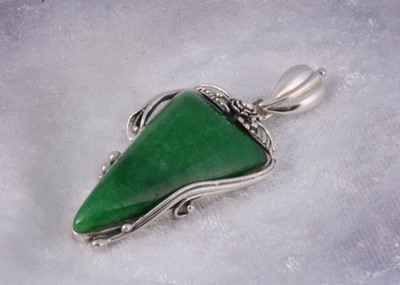 Lot 209 - A contemporary silver and jadeite jade tooth pendant