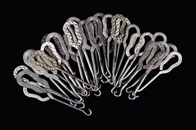 Lot 439 - A collection of steel advertising button hooks