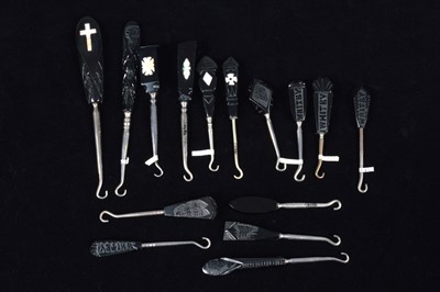 Lot 481 - A collection of 19th and 20th Century Whitby jet handled button and glove hooks