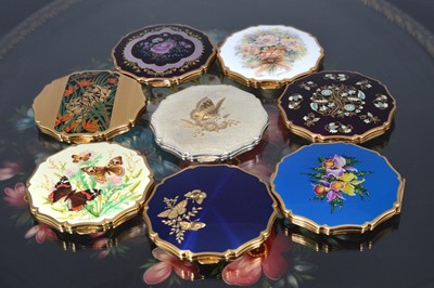 Lot 528 - Eight scalloped edged circular 1950s and later gilt metal, chromed and coloured enamel decorated convertible Stratton compacts