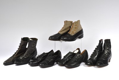 Lot 663 - A collection of five vintage shoes