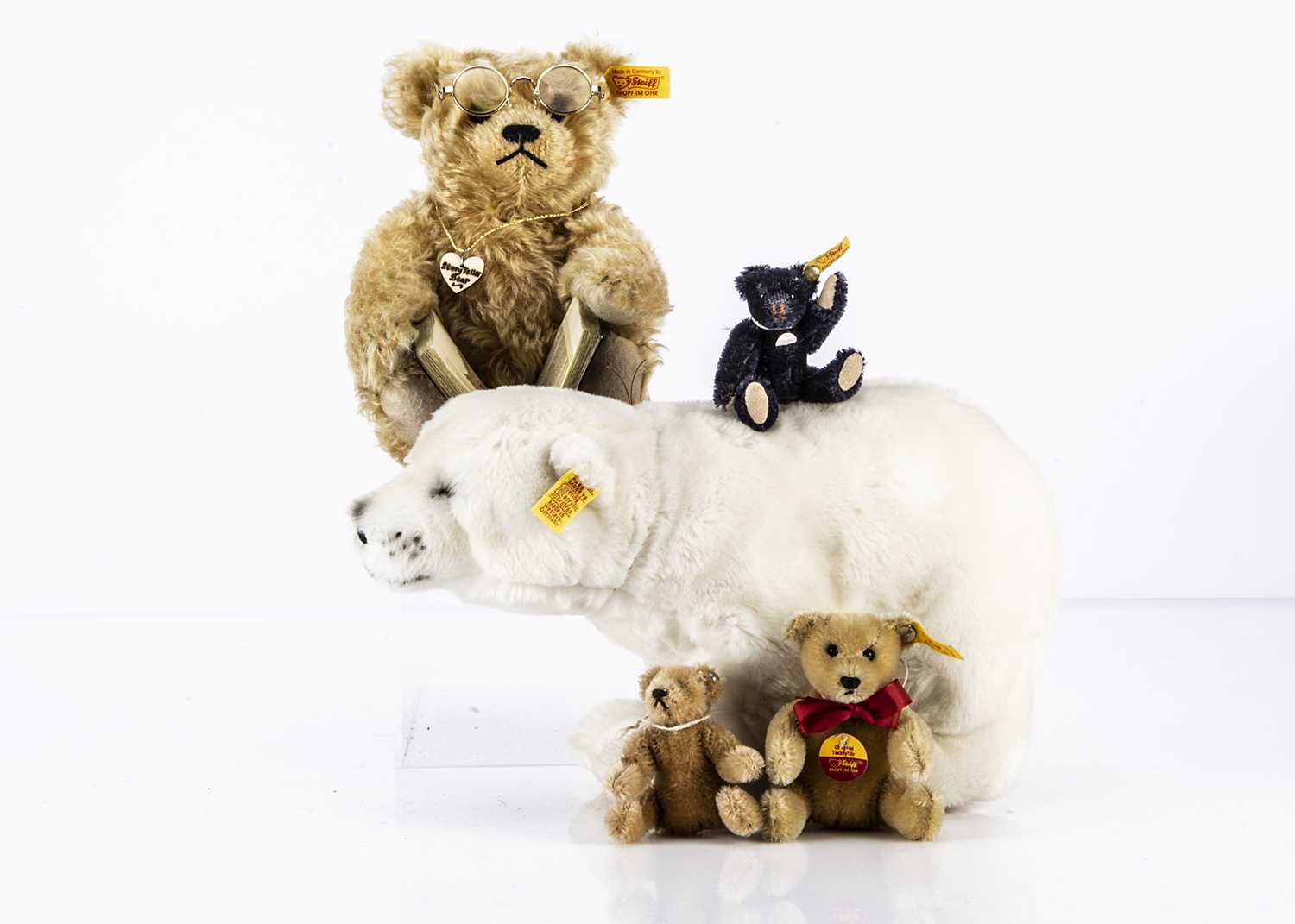 Lot 81 - A Danbury Mint The Steiff Story, limited edition Teddy Bear