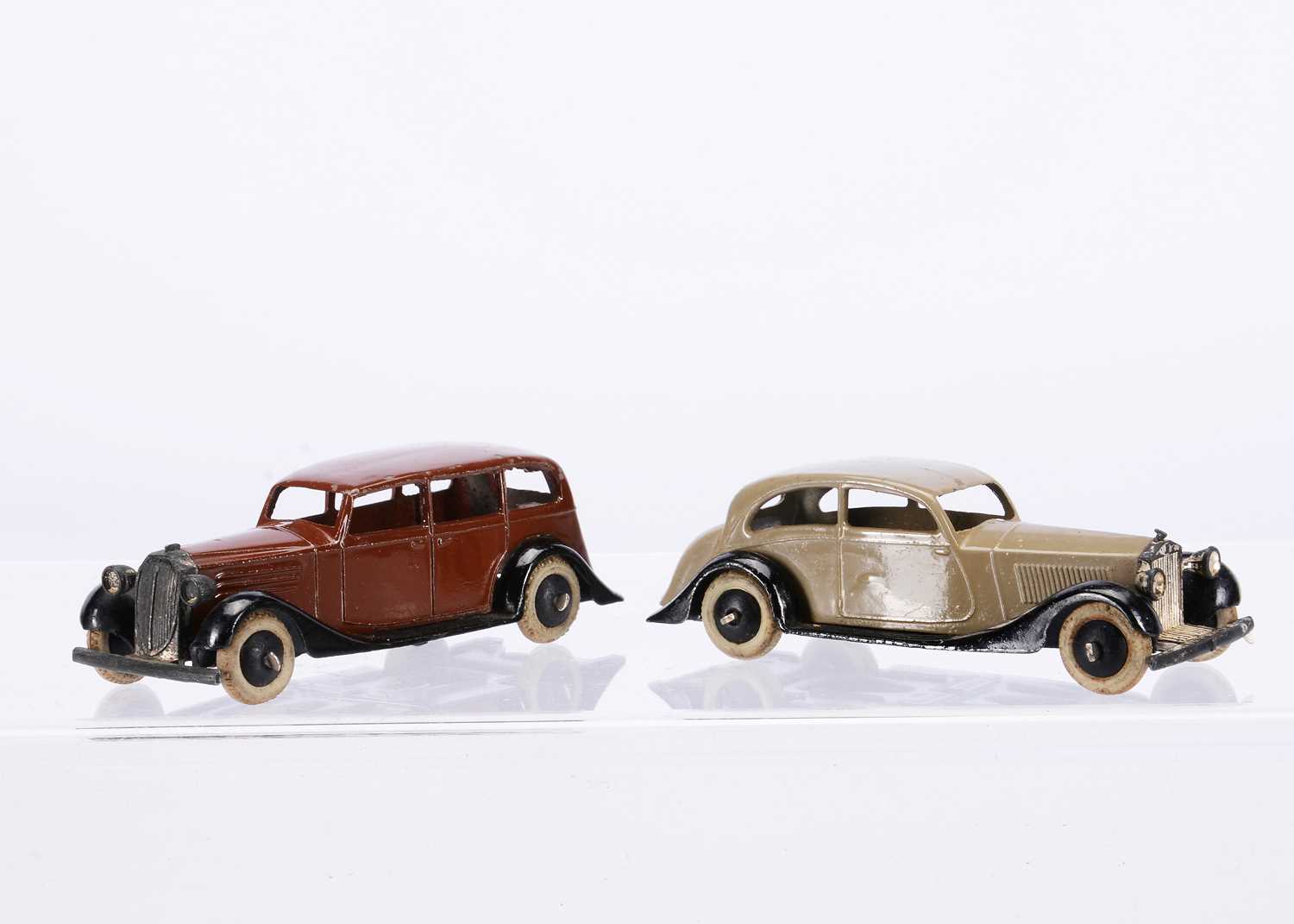 Lot 46 - Early Post-War Dinky Toys 30 Series Cars