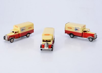 Lot 612 - Tri-ang Minic Tinplate Clockwork 107M Post-War British Railways Vans