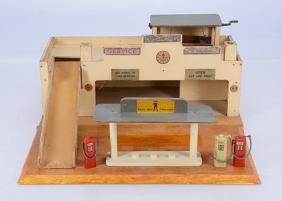 Lot 646 - A Tri-ang Minic Post-War Garage/Service Station No.3