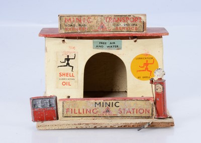 Lot 649 - A Tri-ang Minic Pre-War Garage/Filling Station No.00