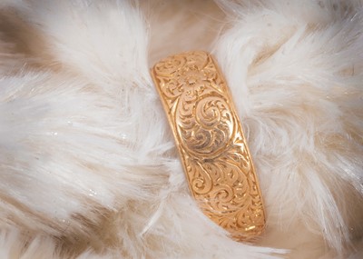 Lot 1 - A Victorian 18ct barrel shaped wedding band