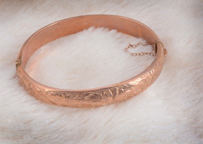Lot 3 - A 9ct gold hinged oval bangle