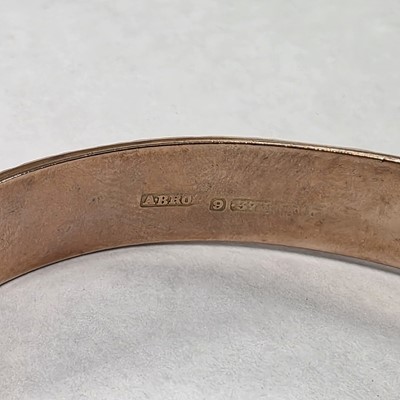 Lot 3 - A 9ct gold hinged oval bangle