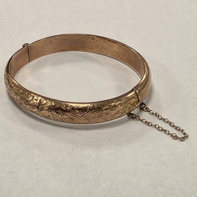 Lot 3 - A 9ct gold hinged oval bangle