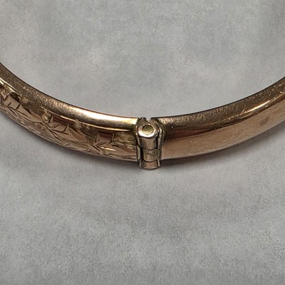 Lot 3 - A 9ct gold hinged oval bangle