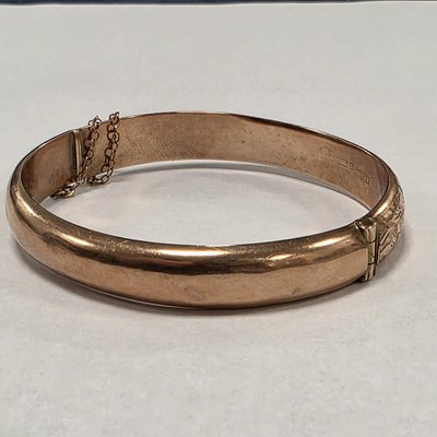 Lot 3 - A 9ct gold hinged oval bangle