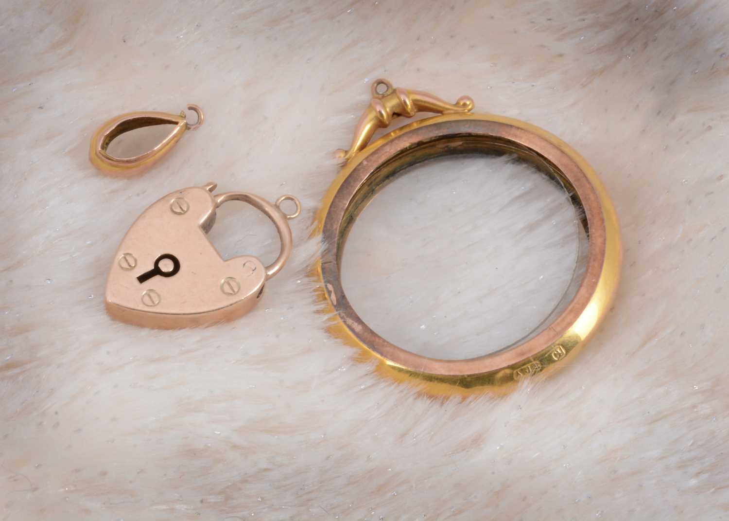 Lot 10 - A small collection of miscellaneous 9ct gold